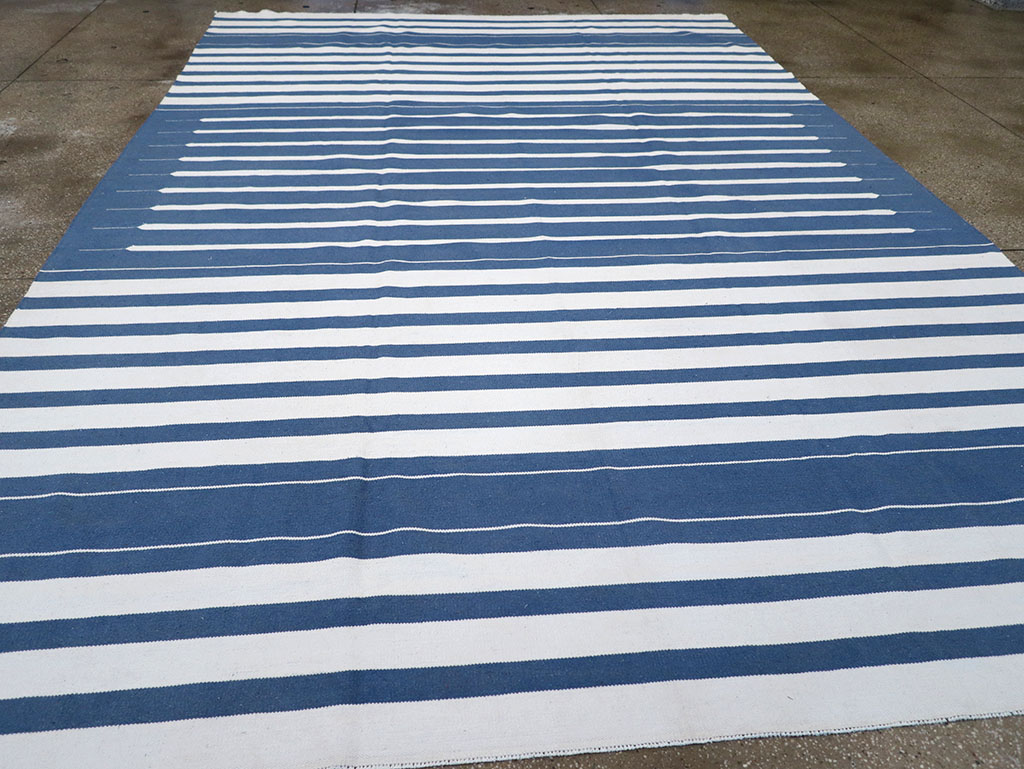 Modern Indian Flatweave Dhurrie Room Size Carpet, No.32618 - Galerie Shabab