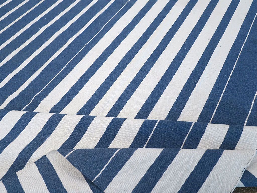 Modern Indian Flatweave Dhurrie Room Size Carpet, No.32618 - Galerie Shabab