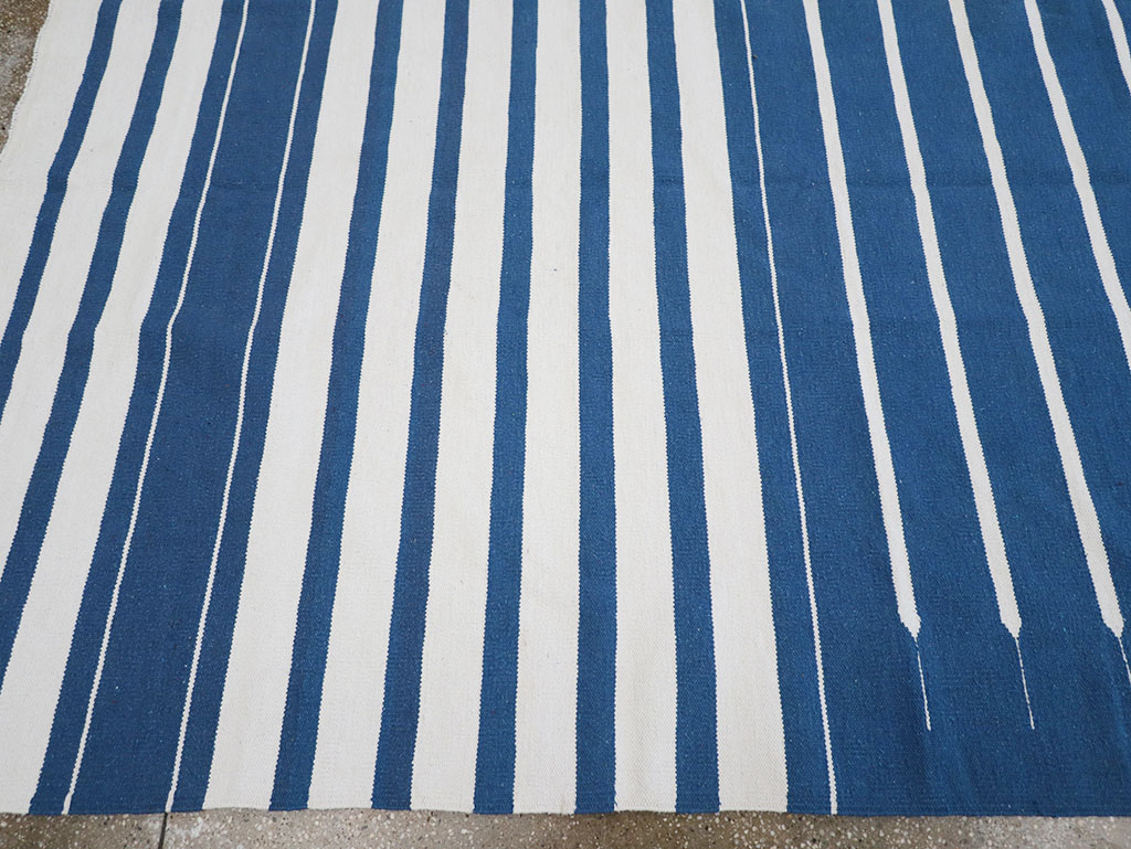 Modern Indian Flatweave Dhurrie Room Size Carpet, No.32619 - Galerie Shabab