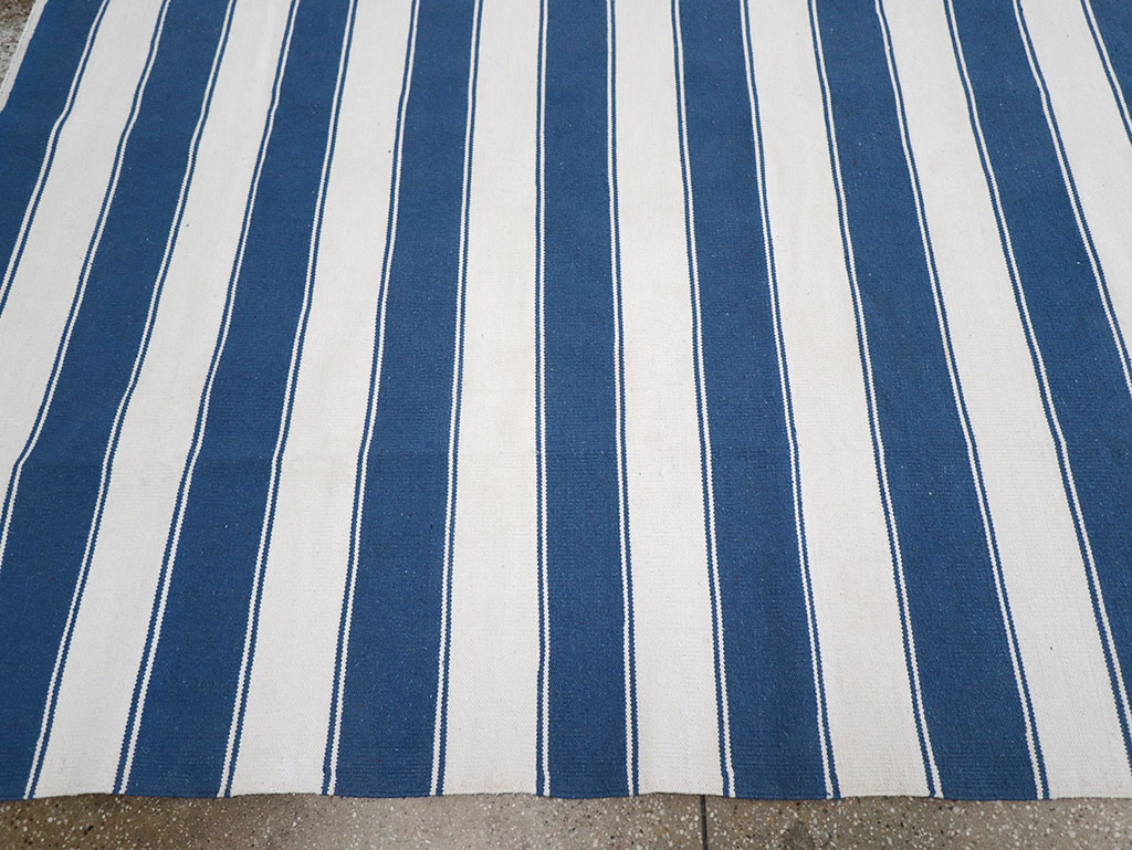 Modern Indian Flatweave Dhurrie Room Size Carpet, No.32620 - Galerie Shabab