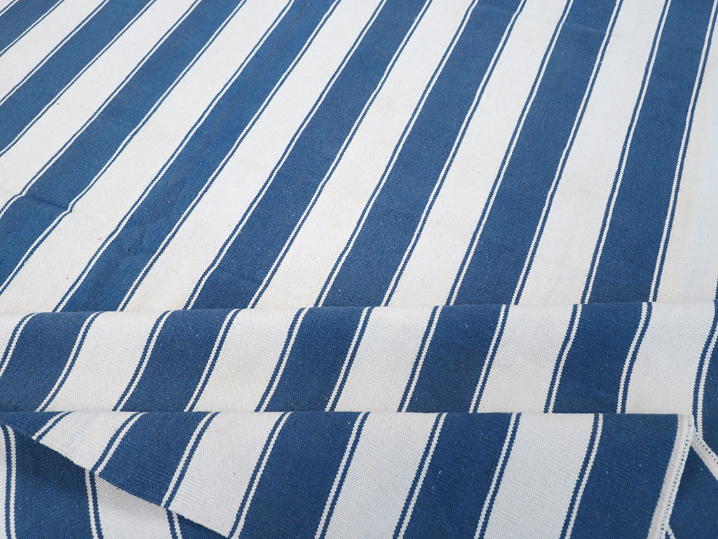 Modern Indian Flatweave Dhurrie Room Size Carpet, No.32620 - Galerie Shabab