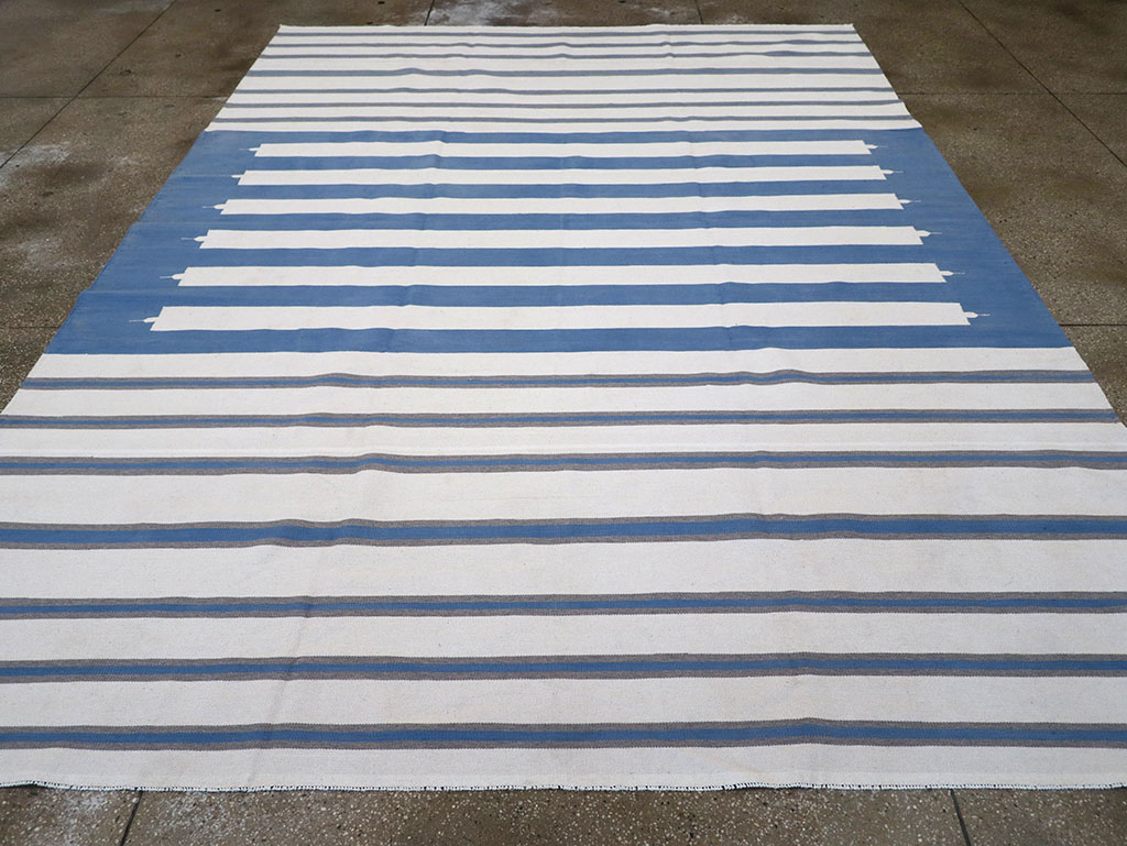 Modern Indian Flatweave Dhurrie Room Size Carpet, No.32622 - Galerie Shabab