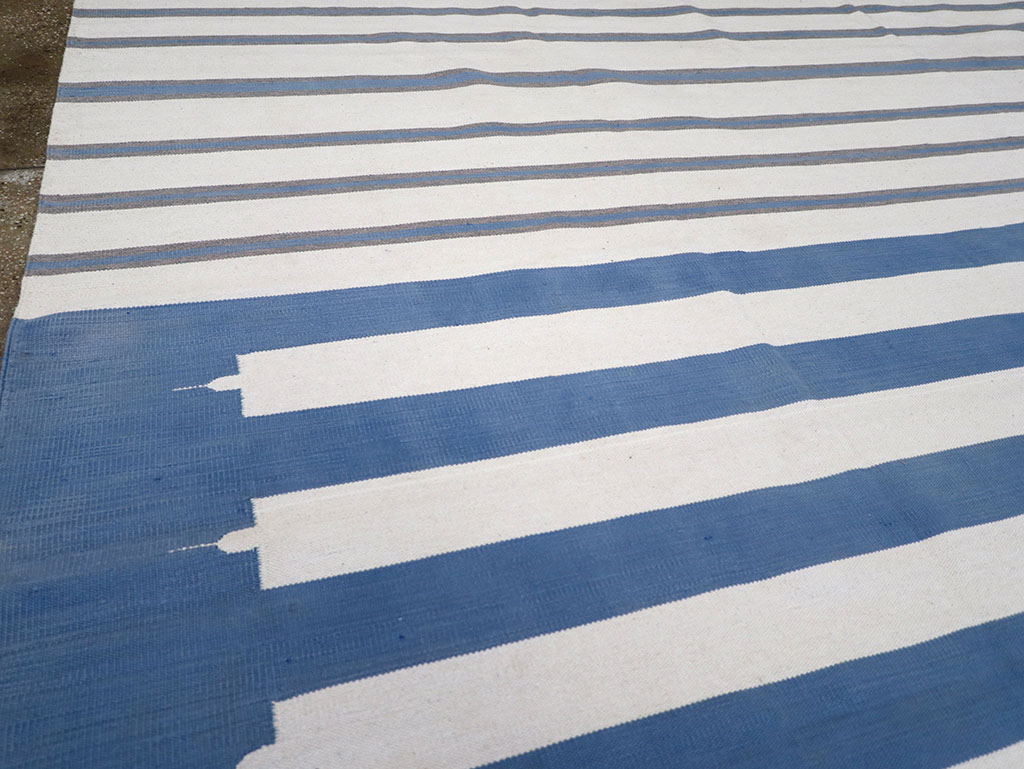 Modern Indian Flatweave Dhurrie Room Size Carpet, No.32622 - Galerie Shabab