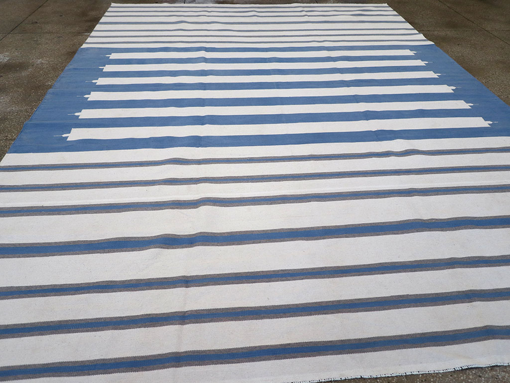 Modern Indian Flatweave Dhurrie Room Size Carpet, No.32622 - Galerie Shabab