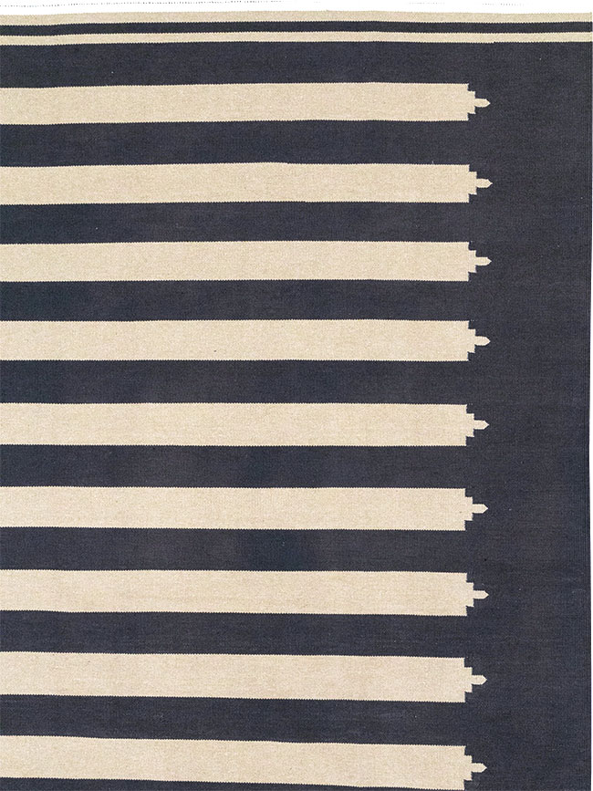 Modern Indian Flatweave Dhurrie Room Size Carpet, No.32624 - Galerie Shabab