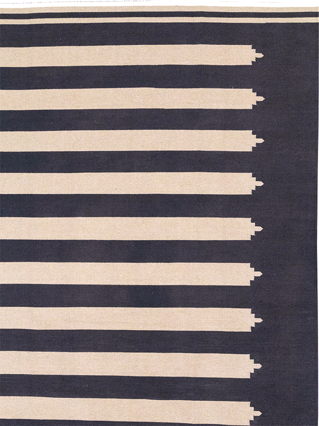 Modern Indian Flatweave Dhurrie Room Size Carpet, No.32624 - Galerie Shabab