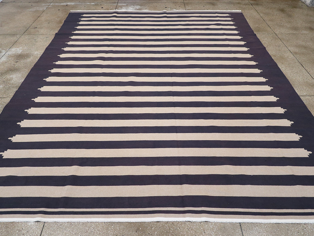 Modern Indian Flatweave Dhurrie Room Size Carpet, No.32624 - Galerie Shabab