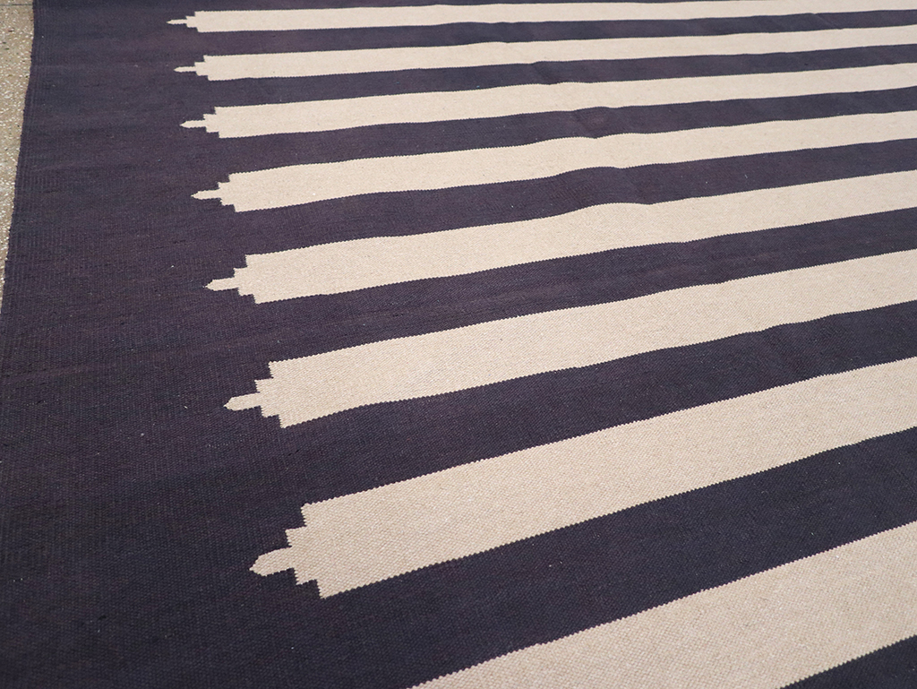 Modern Indian Flatweave Dhurrie Room Size Carpet, No.32624 - Galerie Shabab