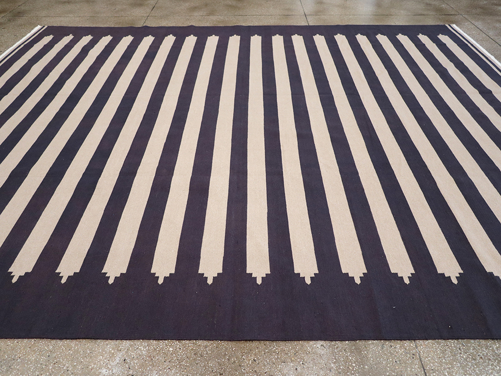 Modern Indian Flatweave Dhurrie Room Size Carpet, No.32624 - Galerie Shabab