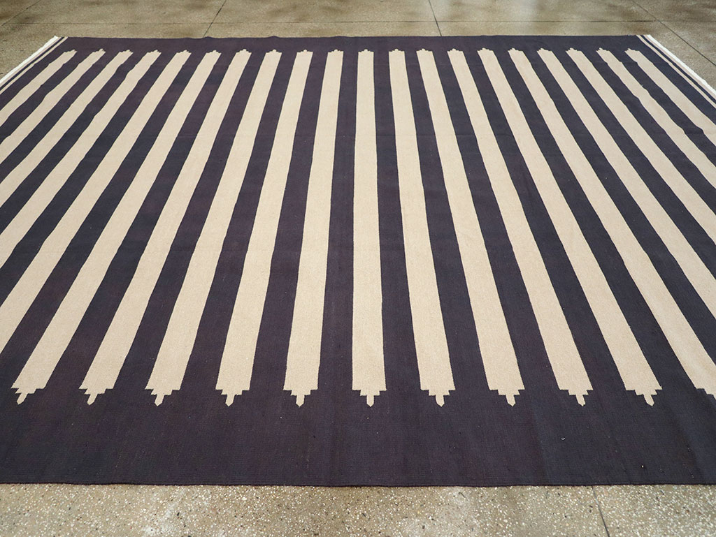 Modern Indian Flatweave Dhurrie Room Size Carpet, No.32624 - Galerie Shabab