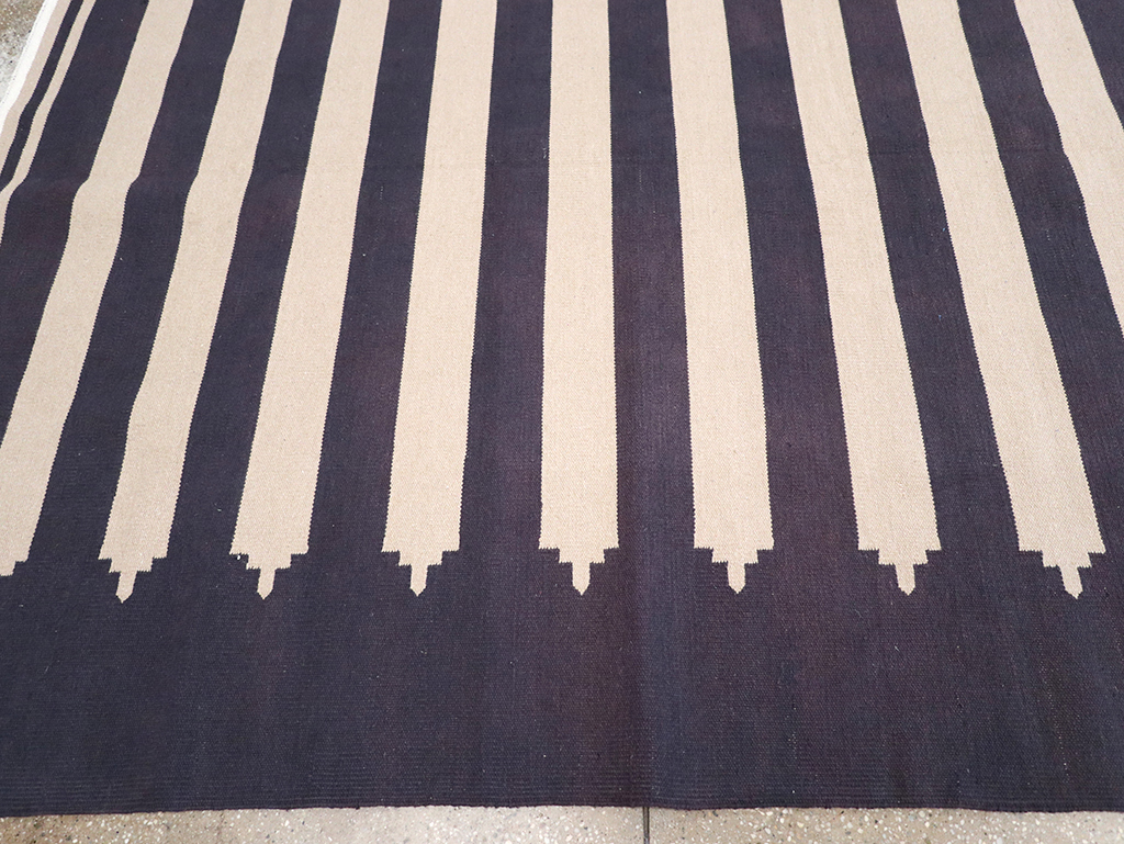 Modern Indian Flatweave Dhurrie Room Size Carpet, No.32624 - Galerie Shabab