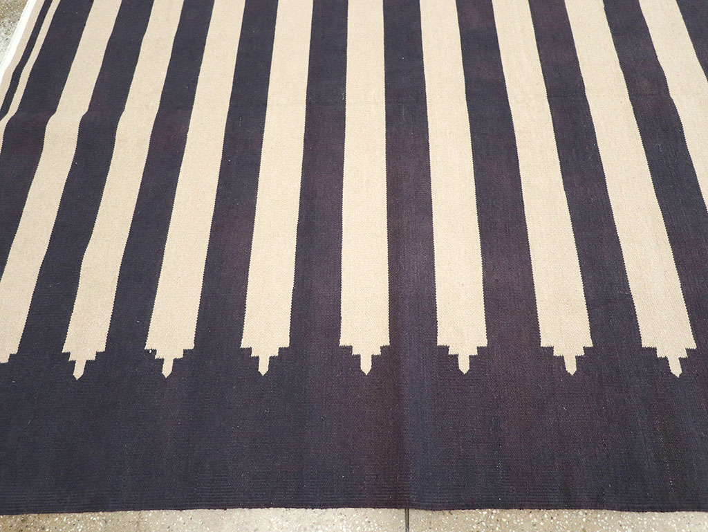 Modern Indian Flatweave Dhurrie Room Size Carpet, No.32624 - Galerie Shabab