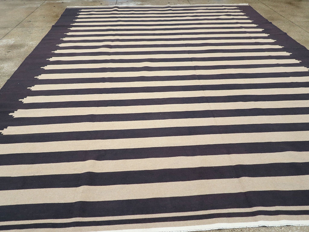 Modern Indian Flatweave Dhurrie Room Size Carpet, No.32624 - Galerie Shabab