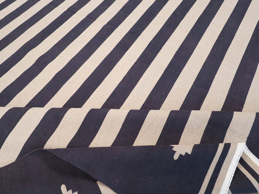 Modern Indian Flatweave Dhurrie Room Size Carpet, No.32624 - Galerie Shabab