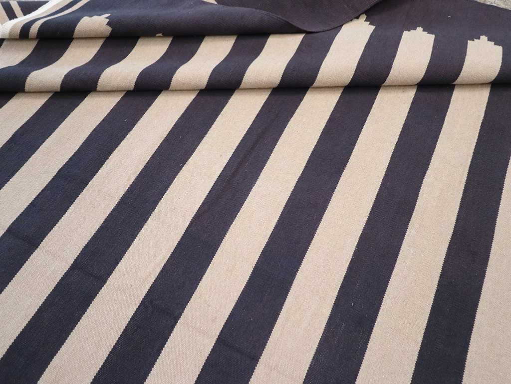 Modern Indian Flatweave Dhurrie Room Size Carpet, No.32624 - Galerie Shabab