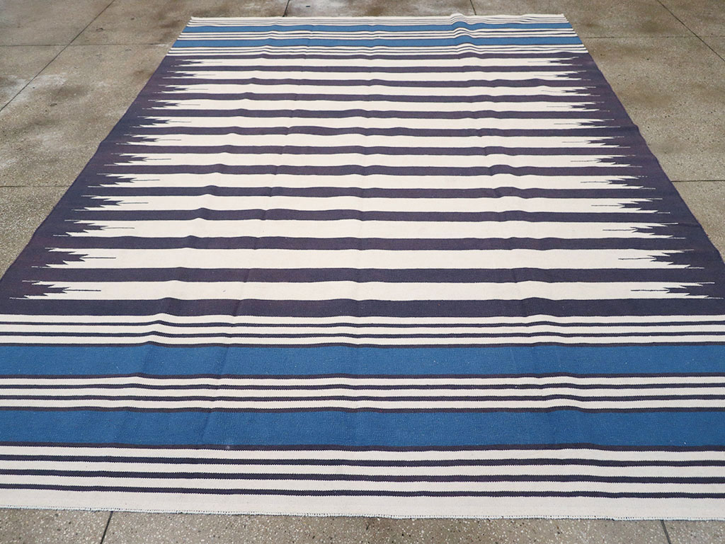 Modern Indian Flatweave Dhurrie Room Size Carpet, No.32629 - Galerie Shabab