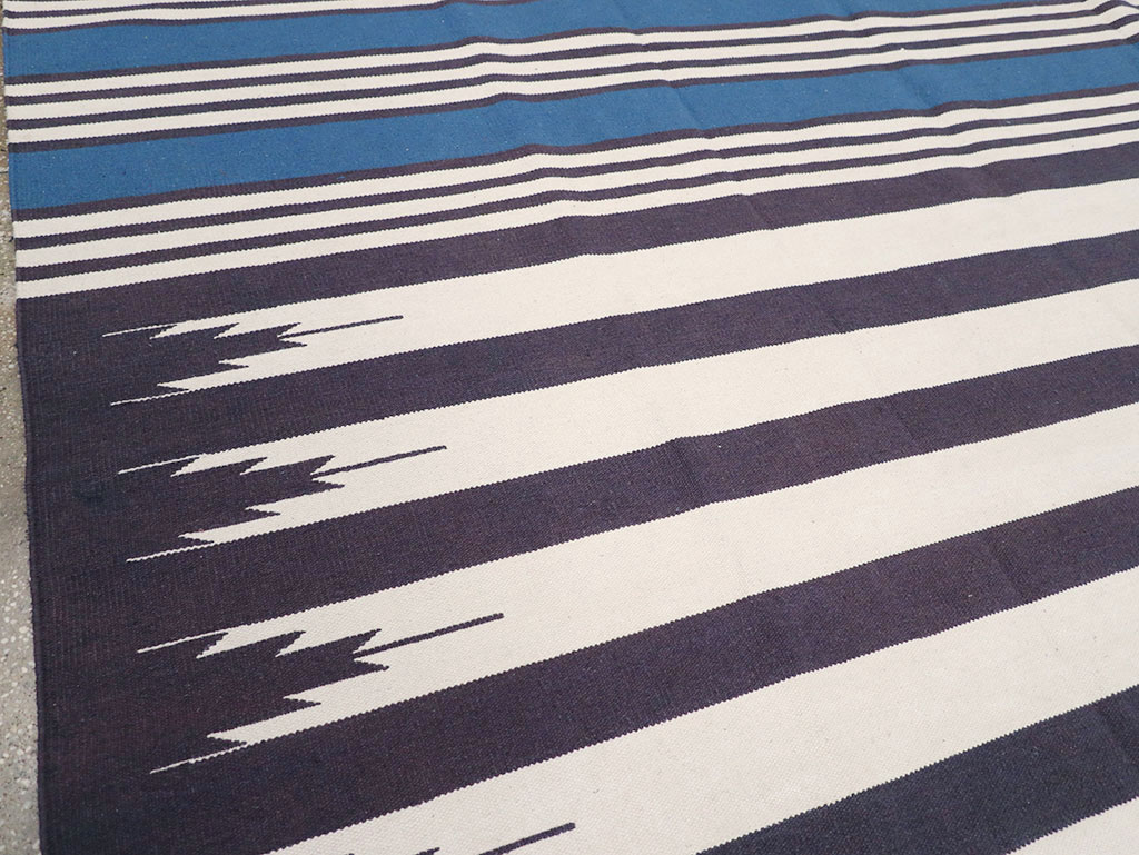 Modern Indian Flatweave Dhurrie Room Size Carpet, No.32629 - Galerie Shabab