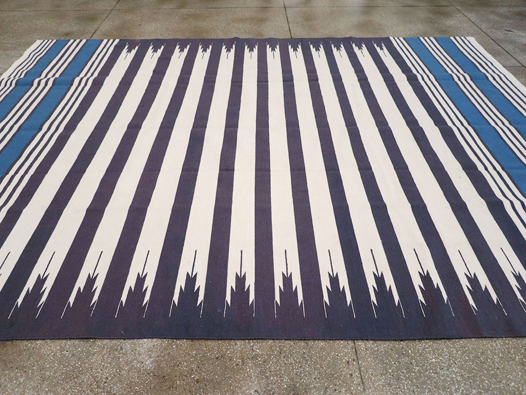 Modern Indian Flatweave Dhurrie Room Size Carpet, No.32629 - Galerie Shabab