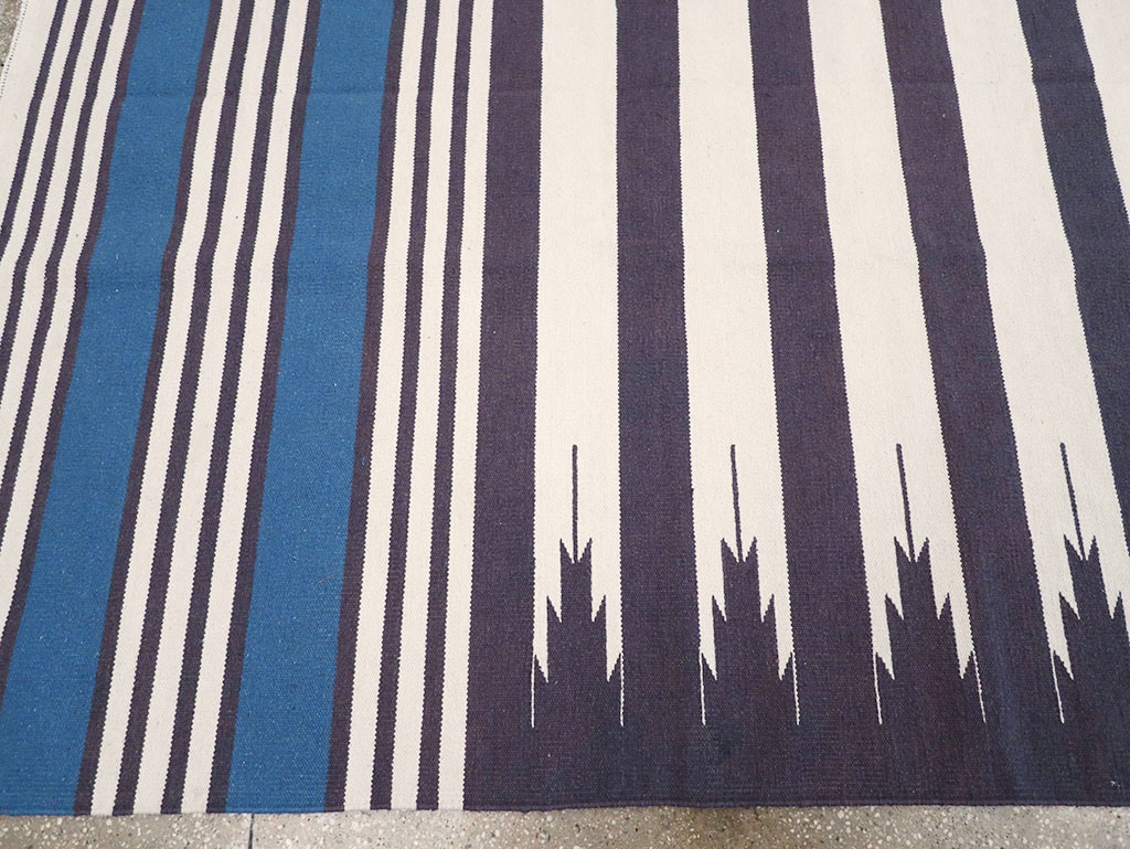 Modern Indian Flatweave Dhurrie Room Size Carpet, No.32629 - Galerie Shabab