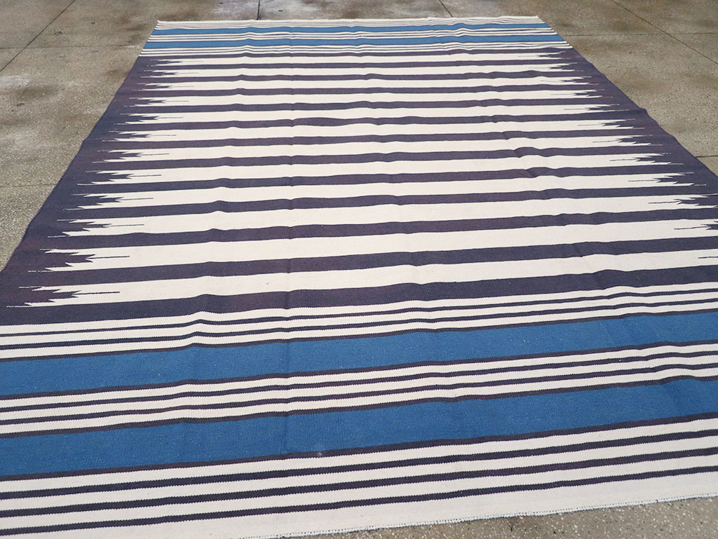 Modern Indian Flatweave Dhurrie Room Size Carpet, No.32629 - Galerie Shabab