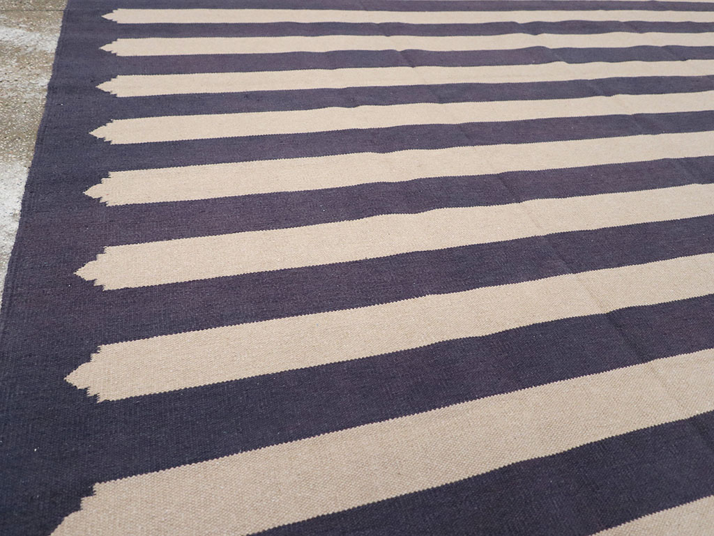 Modern Indian Flatweave Dhurrie Room Size Carpet, No.32630 - Galerie Shabab