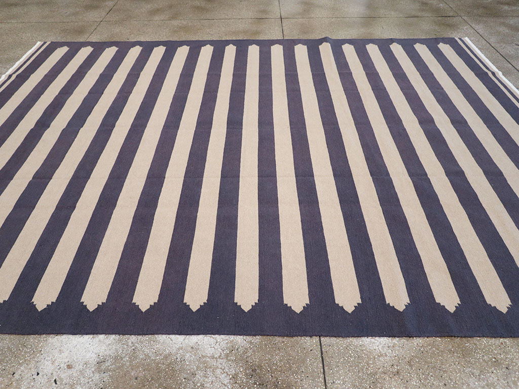 Modern Indian Flatweave Dhurrie Room Size Carpet, No.32630 - Galerie Shabab