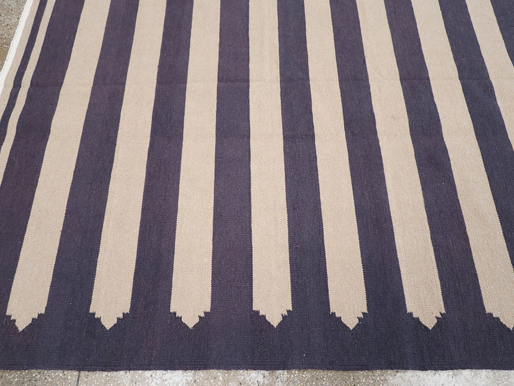 Modern Indian Flatweave Dhurrie Room Size Carpet, No.32630 - Galerie Shabab