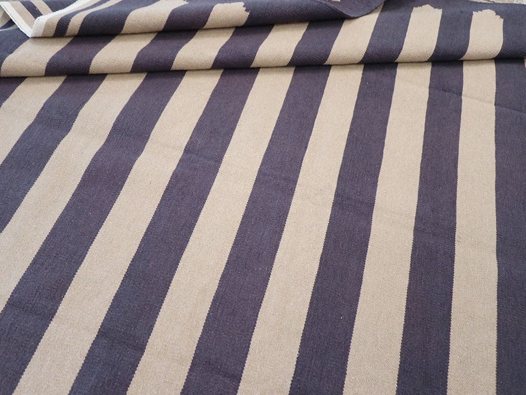 Modern Indian Flatweave Dhurrie Room Size Carpet, No.32630 - Galerie Shabab