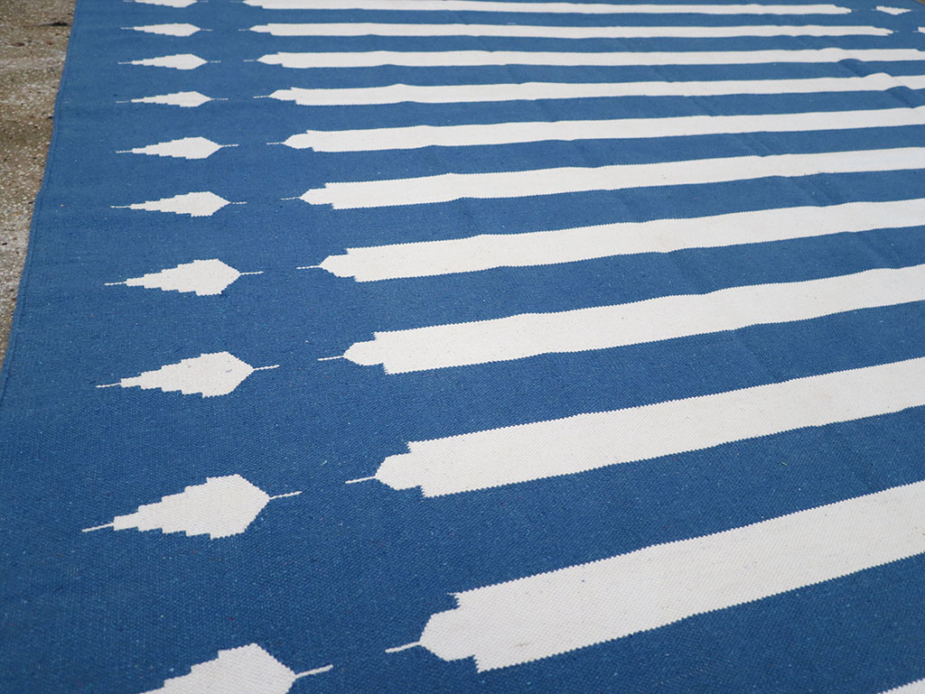 Modern Indian Flatweave Dhurrie Room Size Carpet, No.32632 - Galerie Shabab