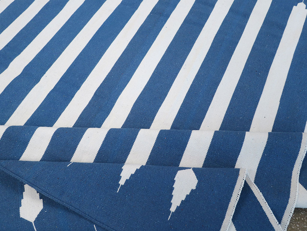 Modern Indian Flatweave Dhurrie Room Size Carpet, No.32632 - Galerie Shabab