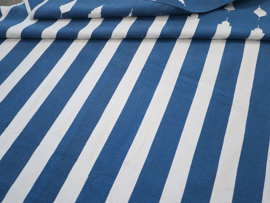 Modern Indian Flatweave Dhurrie Room Size Carpet, No.32632 - Galerie Shabab