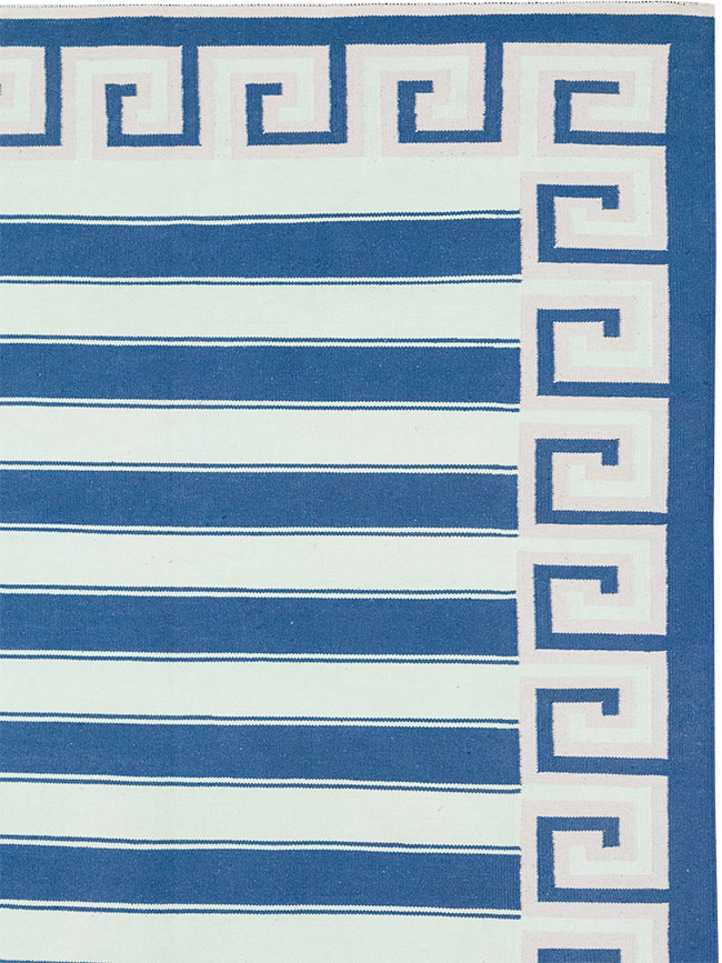 Modern Indian Flatweave Dhurrie Room Size Carpet, No.32635 - Galerie Shabab