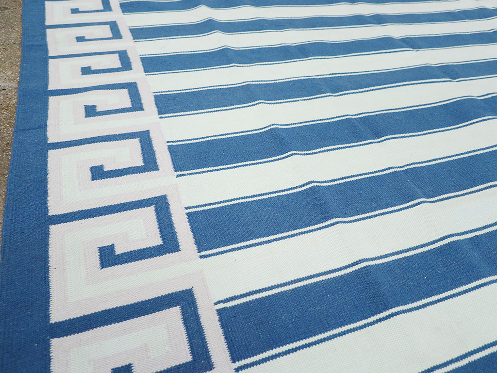 Modern Indian Flatweave Dhurrie Room Size Carpet, No.32635 - Galerie Shabab