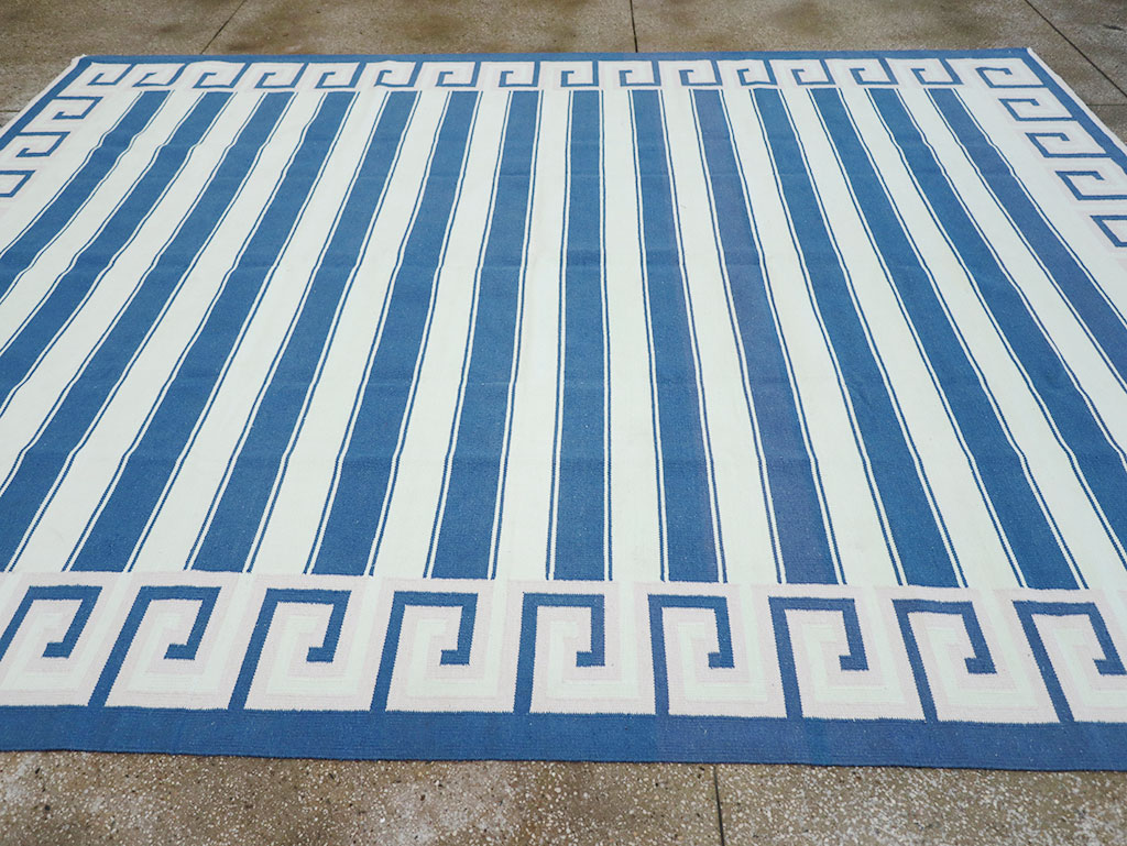 Modern Indian Flatweave Dhurrie Room Size Carpet, No.32635 - Galerie Shabab