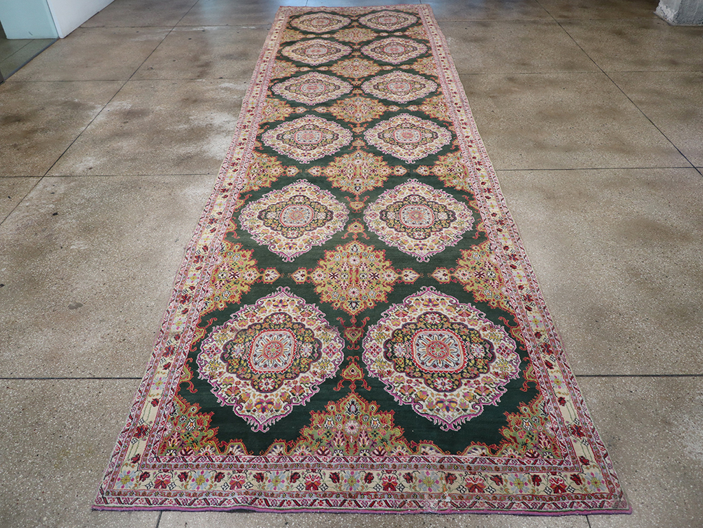 Vintage Indian Cotton Agra Long and Narrow Gallery Carpet, No.32645 - Galerie Shabab