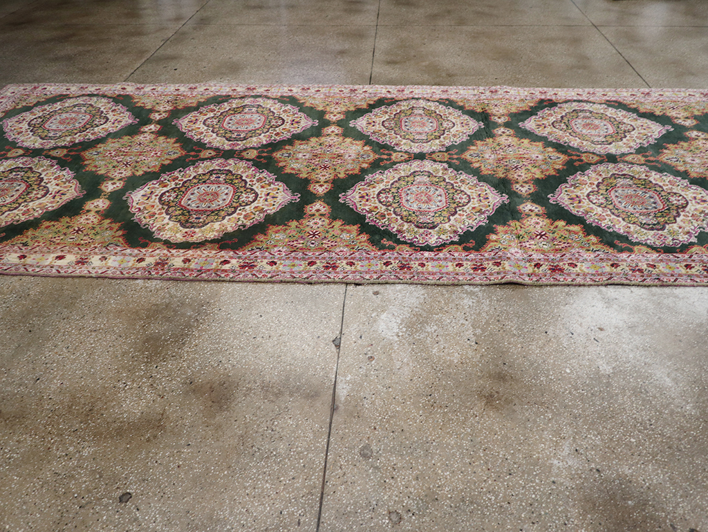 Vintage Indian Cotton Agra Long and Narrow Gallery Carpet, No.32645 - Galerie Shabab