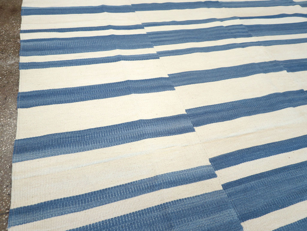 Modern Turkish Flatweave Room Size Carpet, No.32652 - Galerie Shabab