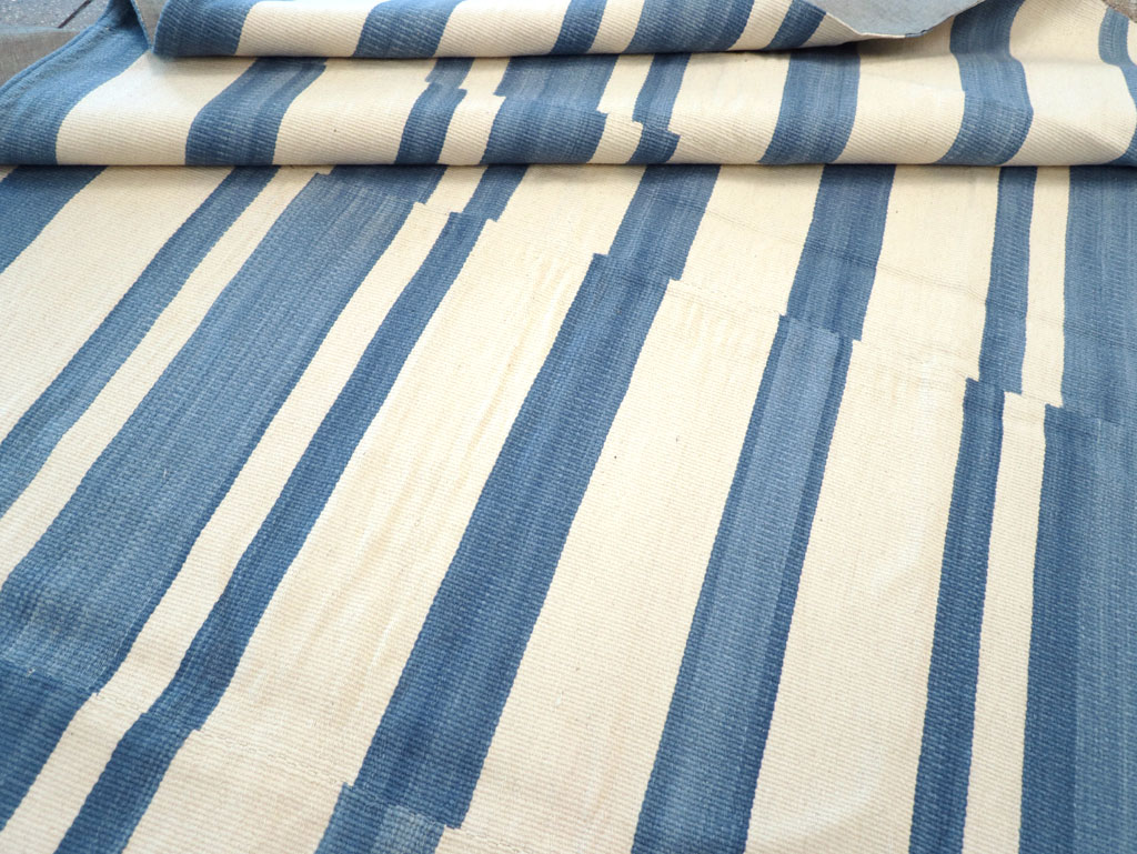 Modern Turkish Flatweave Room Size Carpet, No.32652 - Galerie Shabab