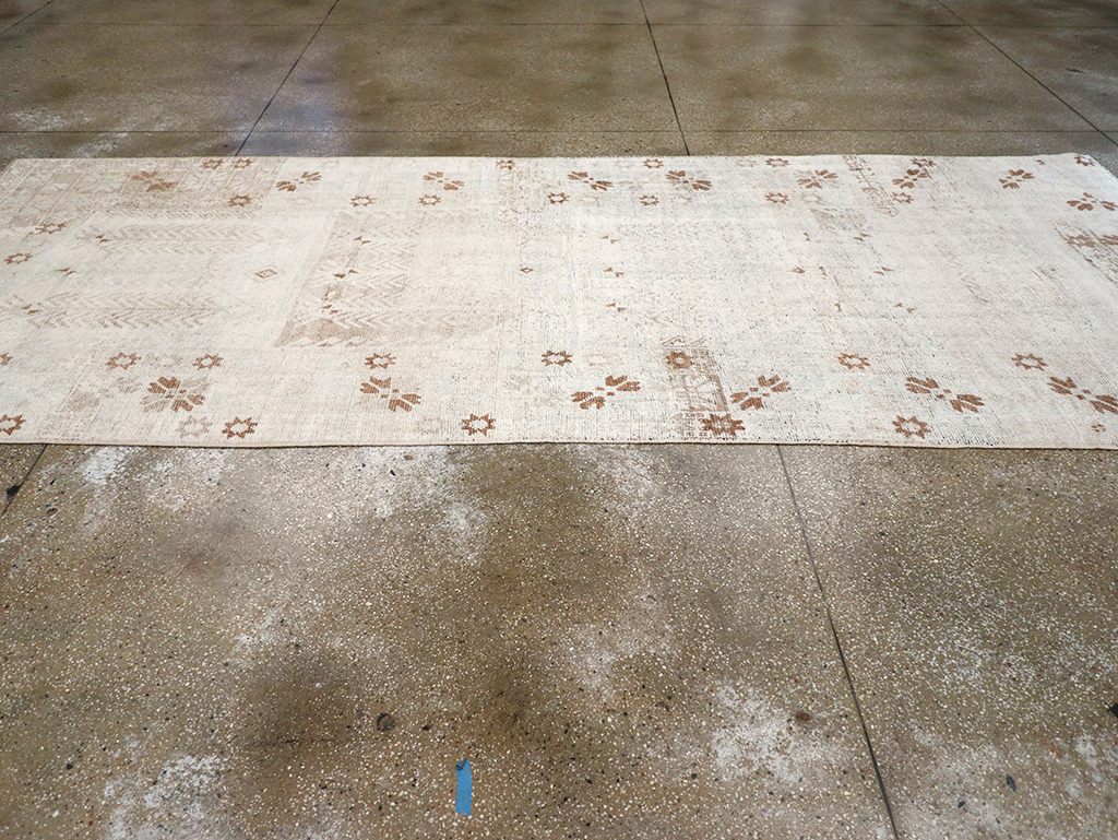 Vintage Turkish Anatolian Wide Gallery Runner, No.32663 - Galerie Shabab