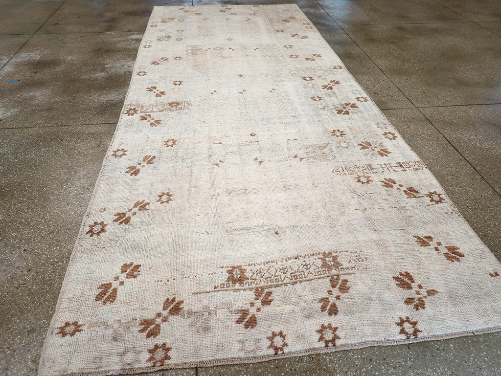 Vintage Turkish Anatolian Wide Gallery Runner, No.32663 - Galerie Shabab