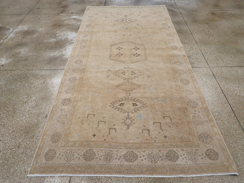Vintage Persian Veece Accent Carpet, No.32904 - Galerie Shabab
