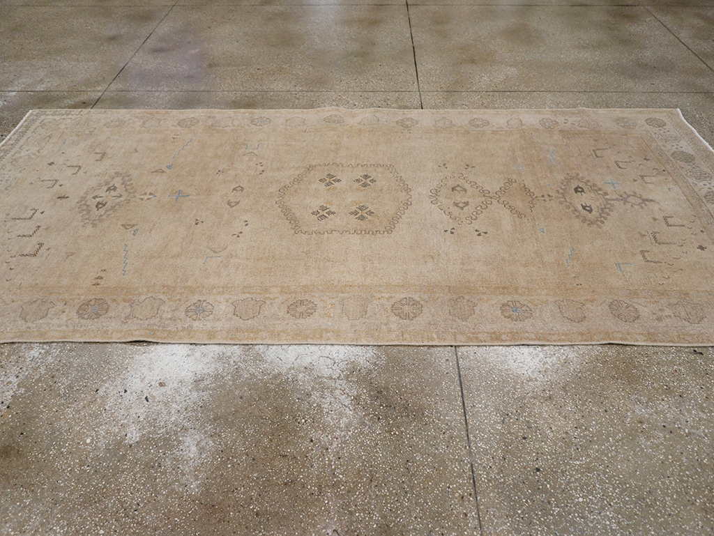 Vintage Persian Veece Accent Carpet, No.32904 - Galerie Shabab