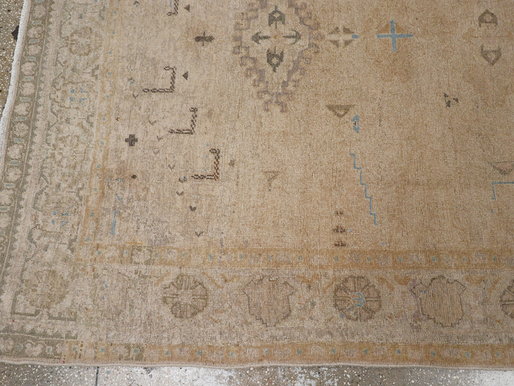 Vintage Persian Veece Accent Carpet, No.32904 - Galerie Shabab