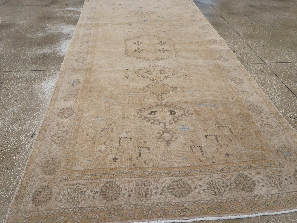 Vintage Persian Veece Accent Carpet, No.32904 - Galerie Shabab