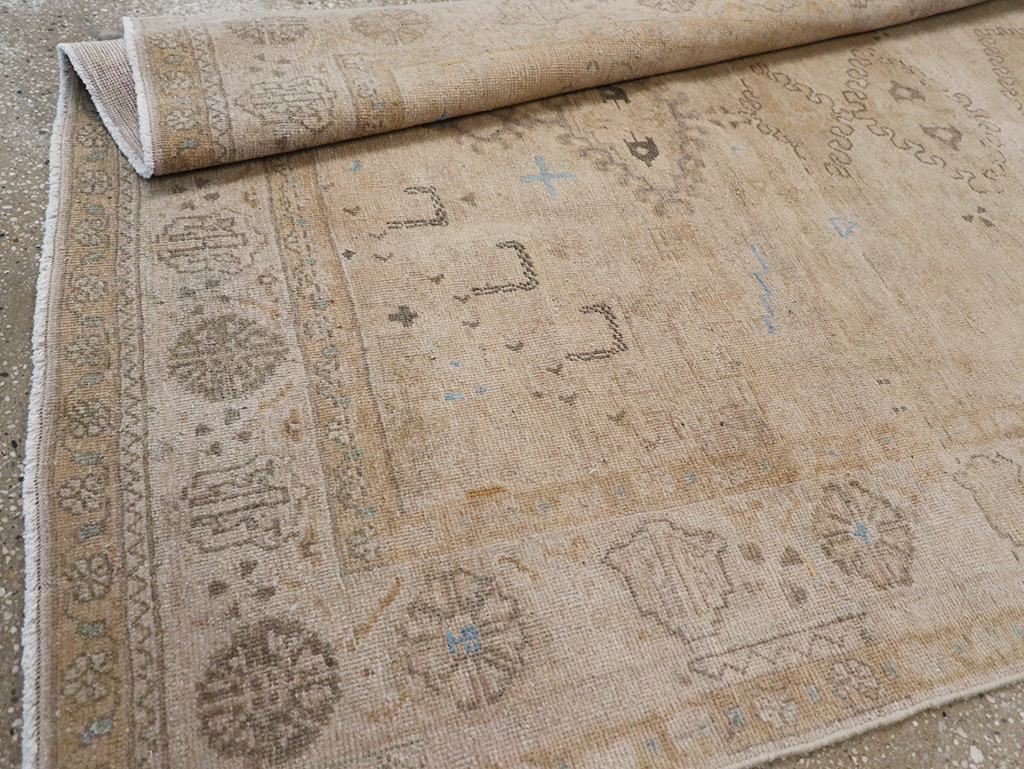 Vintage Persian Veece Accent Carpet, No.32904 - Galerie Shabab