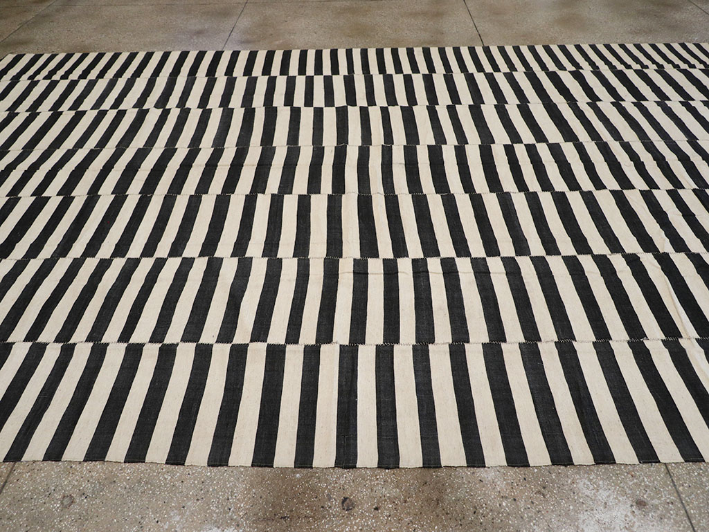 Modern Persian Flatweave Kilim Large Room Size Carpet, No.32917 - Galerie Shabab