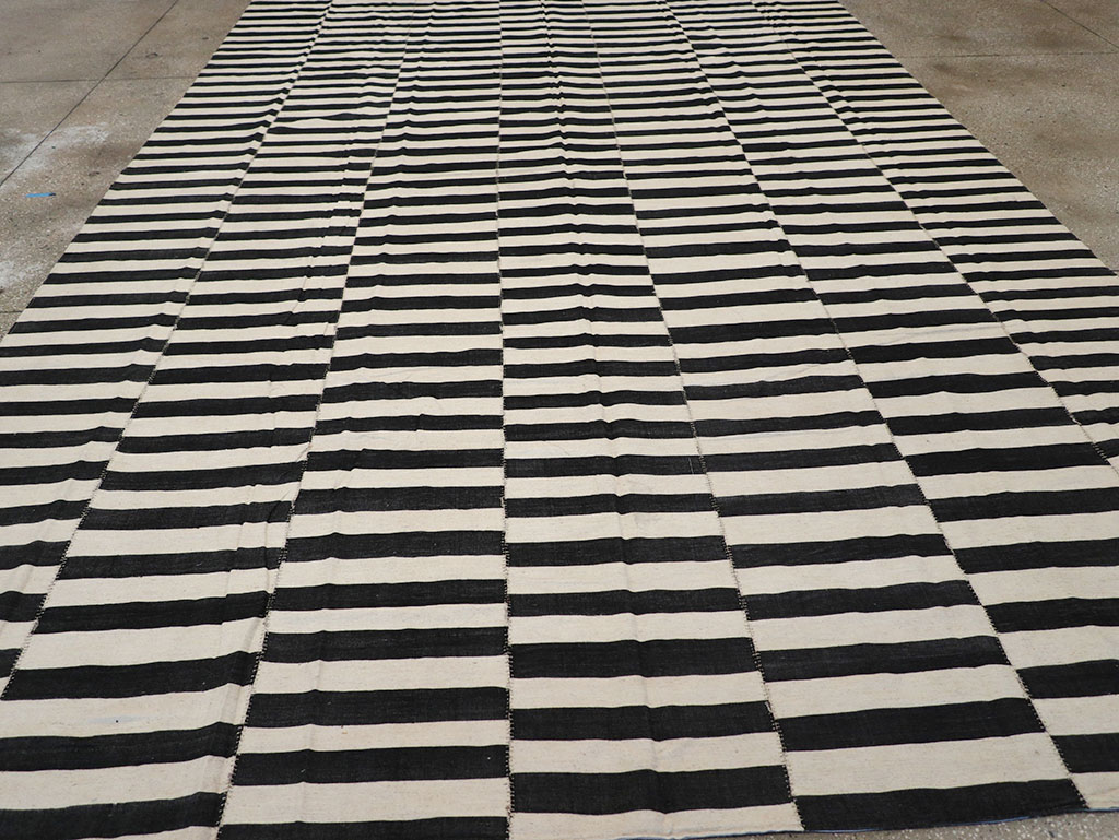 Modern Persian Flatweave Kilim Large Room Size Carpet, No.32917 - Galerie Shabab