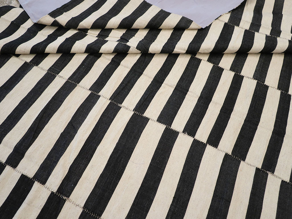 Modern Persian Flatweave Kilim Large Room Size Carpet, No.32917 - Galerie Shabab