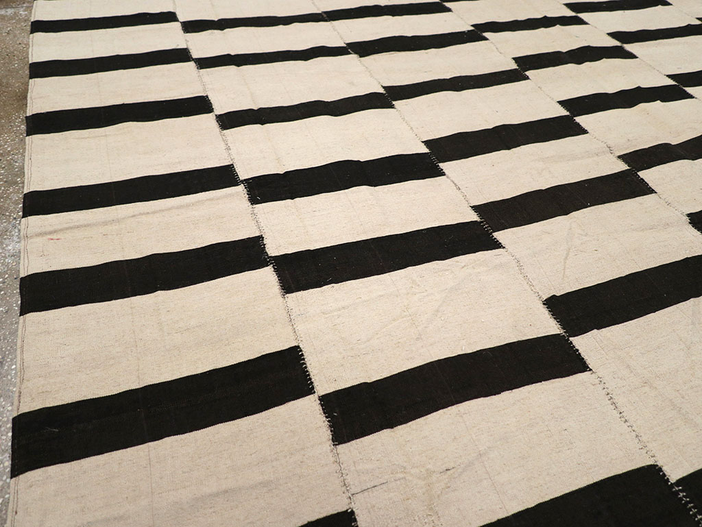 Modern Persian Flatweave Kilim Room Size Carpet, No.32922 - Galerie Shabab