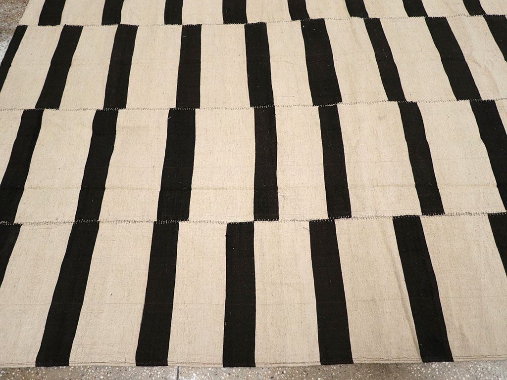 Modern Persian Flatweave Kilim Room Size Carpet, No.32922 - Galerie Shabab